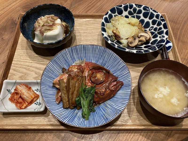 献立 金目鯛お頭の煮付け ごぼうとほうれん草添え じゃがいもとマッシュルームのバターソテー キムチ 冷奴に茗荷胡麻油ポン酢 すりおろし大和芋のお味噌汁 Kajuの 今日のお料理 簡単レシピ