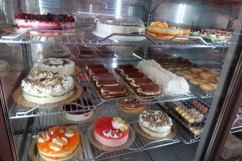 アッシジのケーキおいしい菓子屋・バール、聖フランチェスコのテーブルで朝食_f0234936_23074390.jpg