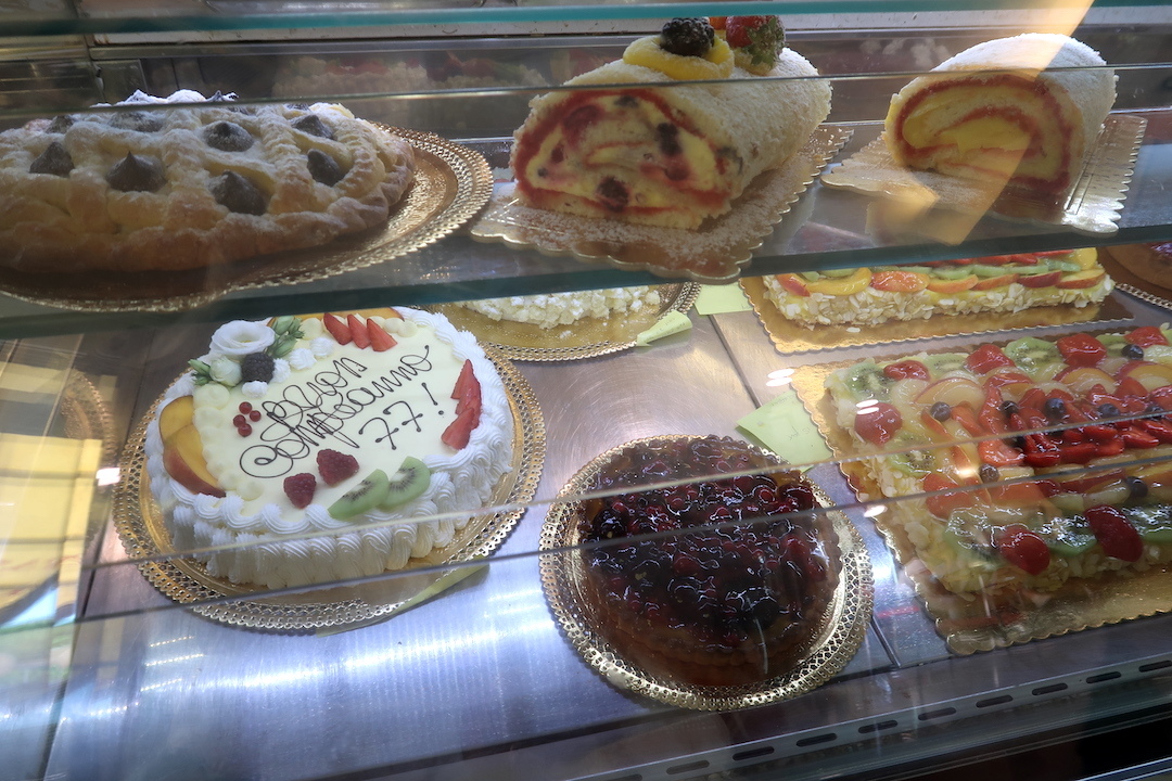 アッシジのケーキおいしい菓子屋・バール、聖フランチェスコのテーブルで朝食_f0234936_23342404.jpg