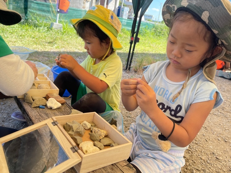 夏のあおぞら学童クラブ〔8/31〕中城村にある化石を探索。3つの時代、3種類の岩石を見つけて自分の標本BOXも作りました！_d0363878_18124864.jpg