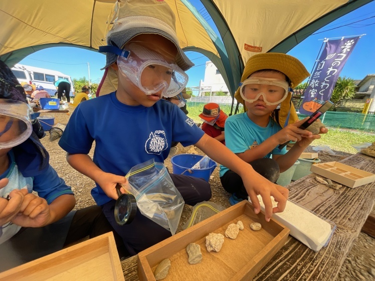 夏のあおぞら学童クラブ〔8/31〕中城村にある化石を探索。3つの時代、3種類の岩石を見つけて自分の標本BOXも作りました！_d0363878_18153995.jpg