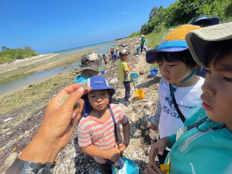 夏のあおぞら学童クラブ〔8/31〕中城村にある化石を探索。3つの時代、3種類の岩石を見つけて自分の標本BOXも作りました！_d0363878_18164971.jpg