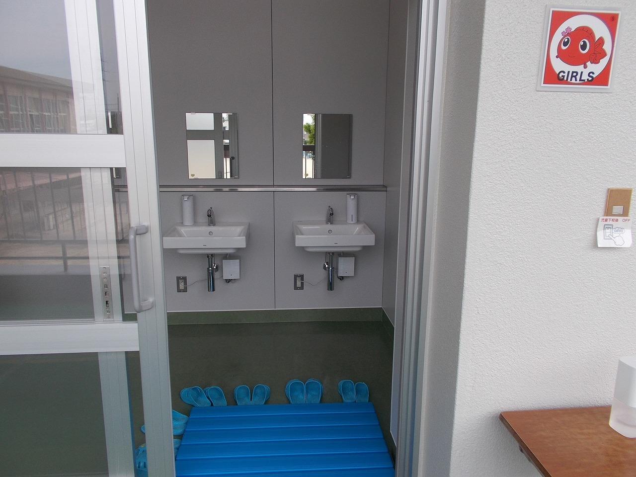 北館 東・西トイレが完成しました。_d0172404_14525117.jpg