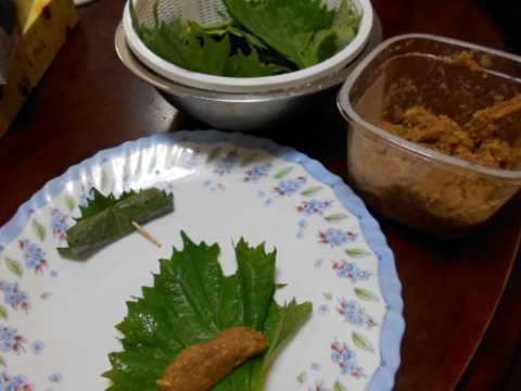 嫁農園のしそでしそ巻き味噌を作る_f0019498_16502845.jpg