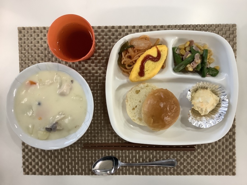 ひだまり工房 昼食 ミートオムレツ ナポリタン アスパラベーコン タルタル クリームシチュー パン 今日の献立