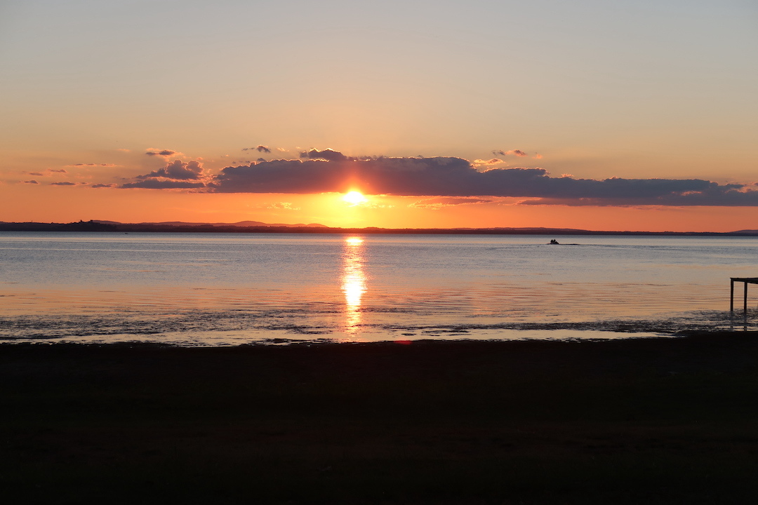 あらそんな おかげでゆっくりと愛でる夕景、トラジメーノ湖_f0234936_08230033.jpg