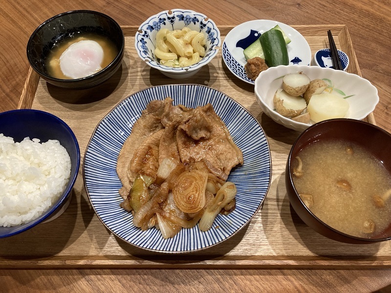 献立 豚肉と玉ねぎの生姜焼き 温玉 マカロニサラダ きゅうりに味噌 茹でじゃがいも なめこのお味噌汁 Kajuの 今日のお料理 簡単レシピ