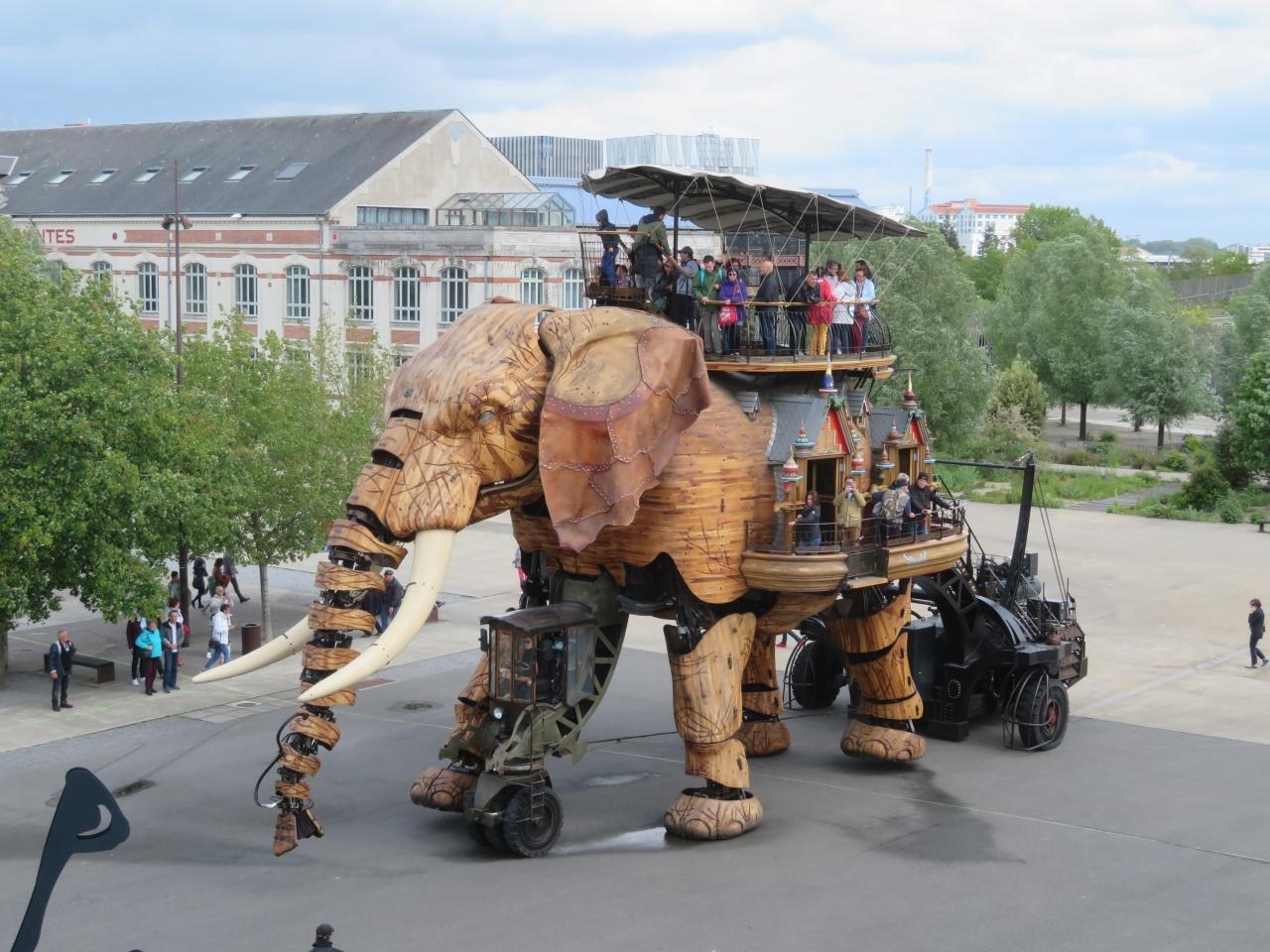 ナント「人を乗せて歩く超巨大なゾウ」Les Machines de l'ile : 一語一絵