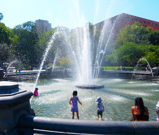 『ニューヨークの夏』を感じられる名所の1つ、ワシントン・スクエア公園の噴水_b0007805_02260863.jpg