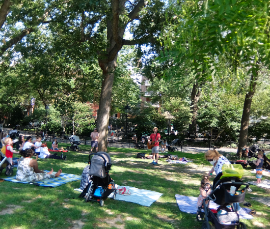 ニューヨークの公園で見かけた『歌のお兄さん』_b0007805_03283642.jpg
