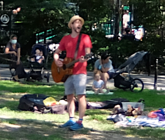 ニューヨークの公園で見かけた『歌のお兄さん』_b0007805_03284773.jpg