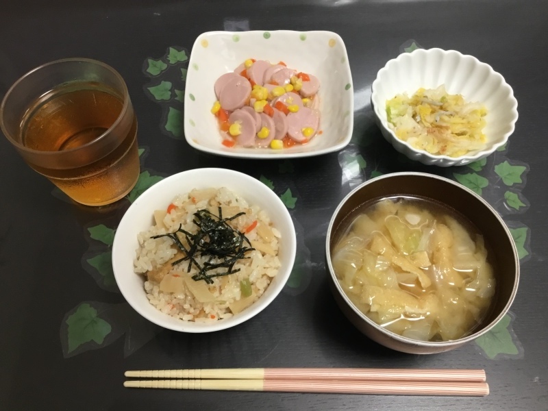 しらゆり荘 朝食 お魚ソーセージの炒め物 白菜としらすの和え物 炊き込みご飯 味噌汁 今日の献立