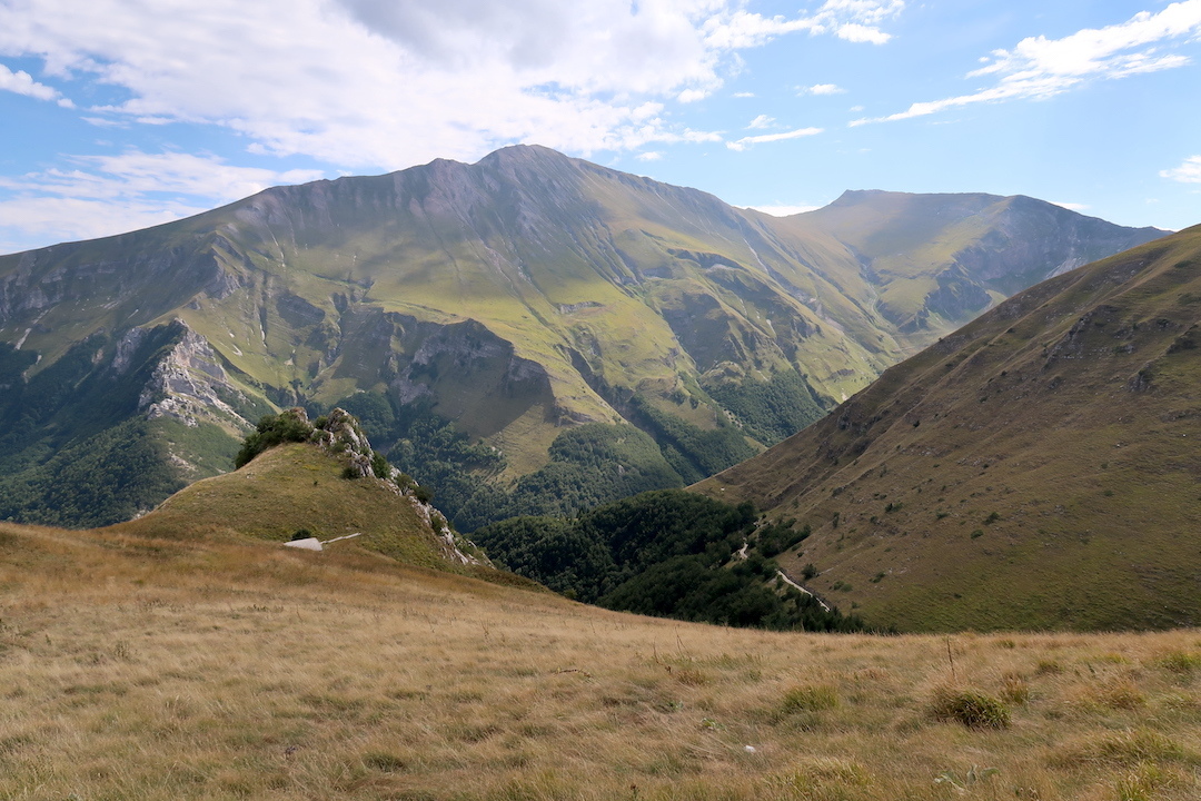 美しい山 道阻む羊と忘れた登山靴、シビッリーニ山脈_f0234936_23495194.jpg