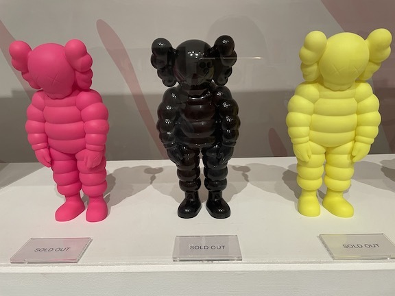 ストリート×ポップアート　人気のKAWSは物販がカギ！_c0050387_14544841.jpg