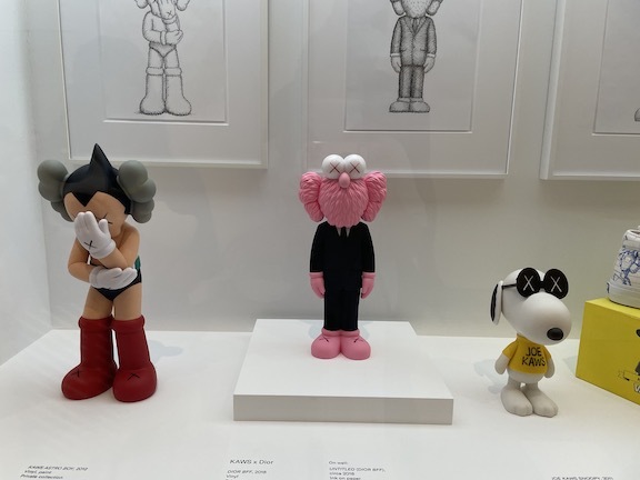 ストリート×ポップアート　人気のKAWSは物販がカギ！_c0050387_14552056.jpg