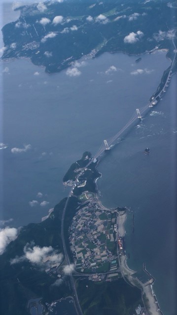 瀬戸内海を通って宇和島へ 空の旅も楽しいもの 瀬戸大橋の絶景と小島を渡る遊覧船 瀬戸内海の造船所 全日空で伊丹空港から松山空港への旅 仙台藩と宇和島城の関係 藤田八束の日記
