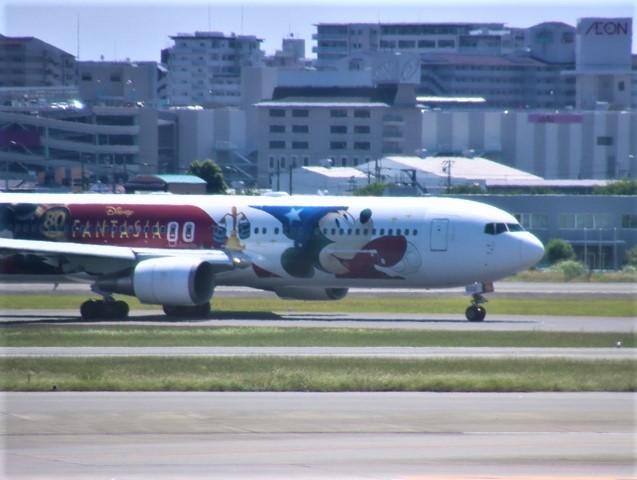 藤田八束の飛行機での旅 伊丹空港の飛行機が可愛いjalのミッキーマウスラッピング ディズニーランド飛行機 藤田八束の日記 藤田八束の飛行機での旅 伊丹空港の飛行機が可愛いjalのミッキーマウスラッピング ディズニーランド飛行機 藤田八束の日記