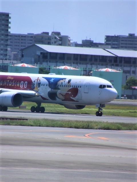藤田八束の飛行機での旅 伊丹空港の飛行機が可愛いjalのミッキーマウスラッピング ディズニーランド飛行機 藤田八束の日記