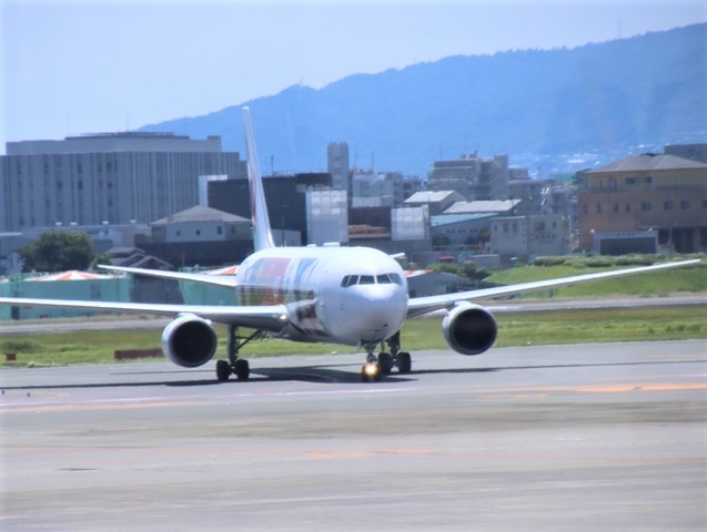 藤田八束の飛行機での旅 伊丹空港の飛行機が可愛いjalのミッキーマウスラッピング ディズニーランド飛行機 藤田八束の日記