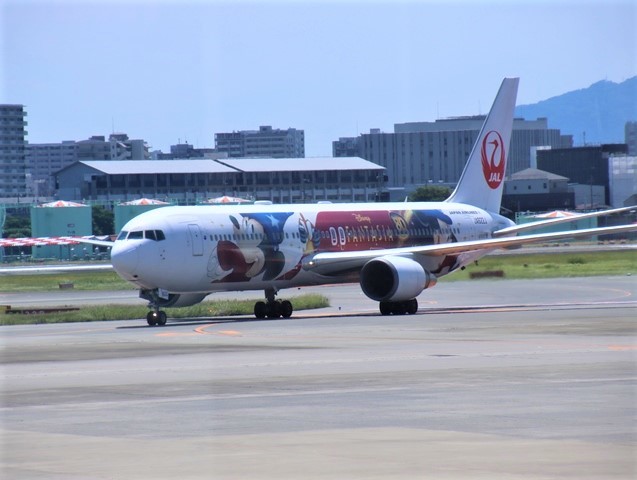 藤田八束の飛行機での旅 伊丹空港の飛行機が可愛いjalのミッキーマウスラッピング ディズニーランド飛行機 藤田八束の日記