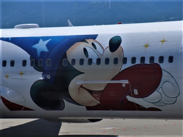 藤田八束の飛行機での旅 伊丹空港の飛行機が可愛いjalのミッキーマウスラッピング ディズニーランド飛行機 藤田八束の日記