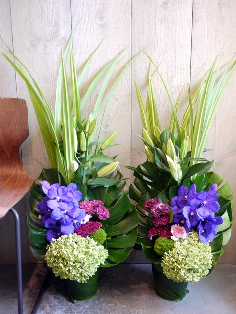納骨のお供えにアレンジメント一対 白 紫等 福住2条にお届け 21 09 05 札幌 花屋 Mell Flowers