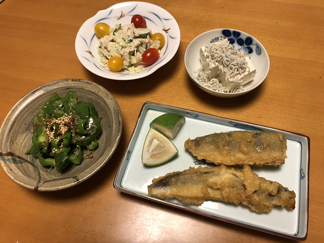 カマスと鰺の天ぷらと ピーマンとじゃこの醤油炒めと 白ゴーヤと胡瓜ツナ和えと シラス奴 それにお味噌汁 かやうにさふらふ