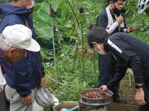 焼き栗作りカナダへ旅立つ友を壮行：9・5六国見山手入れ（下）_c0014967_17505204.jpg