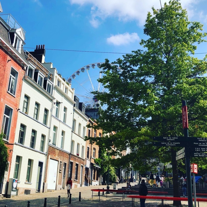 ブリュッセルのオート通りをぶらぶら 蚤の市広場とIPAの生ビール_a0231632_19442733.jpeg