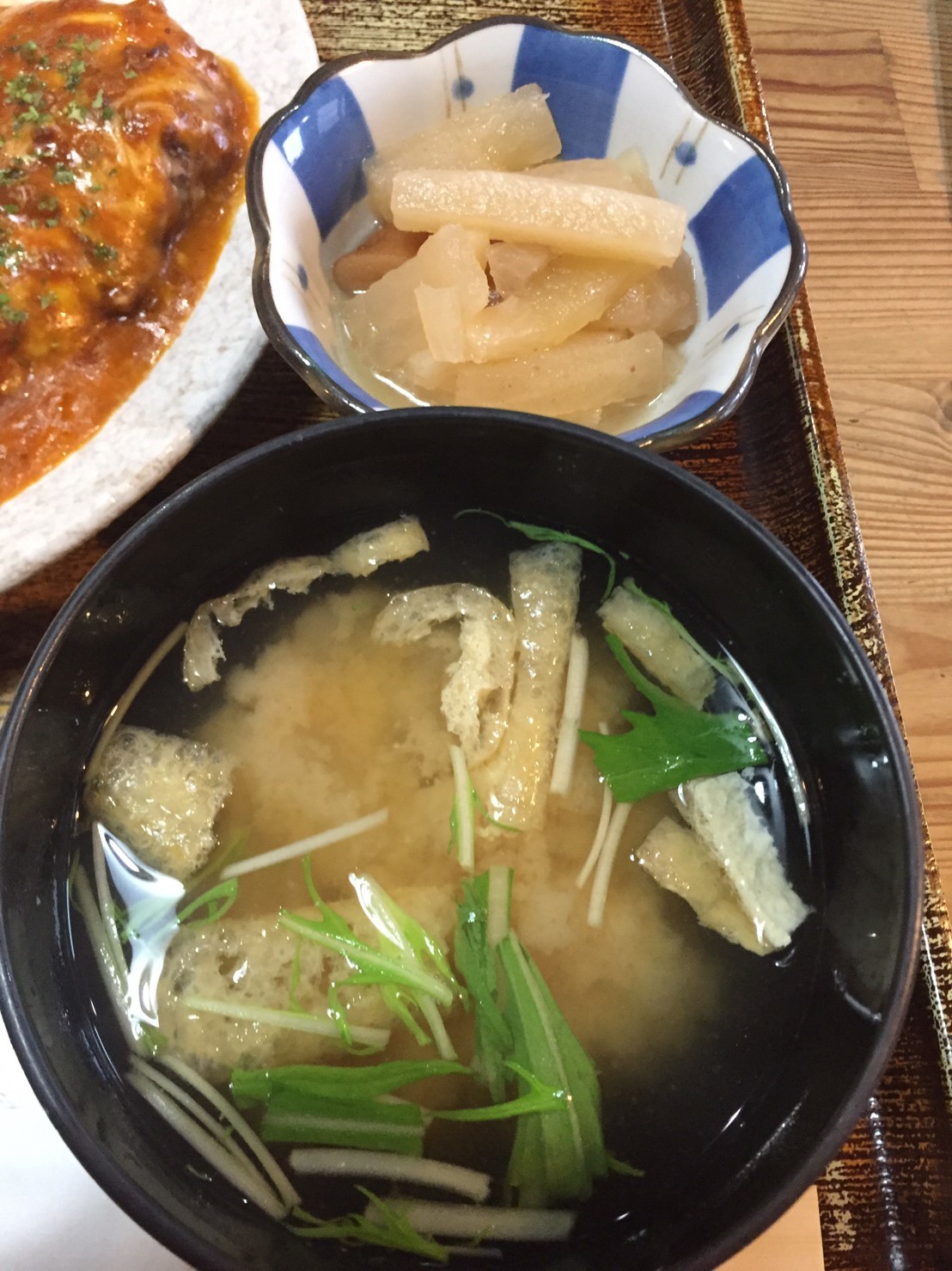 りんごの樹 チーズハンバーグ・焼鳥丼_e0115904_07462241.jpg