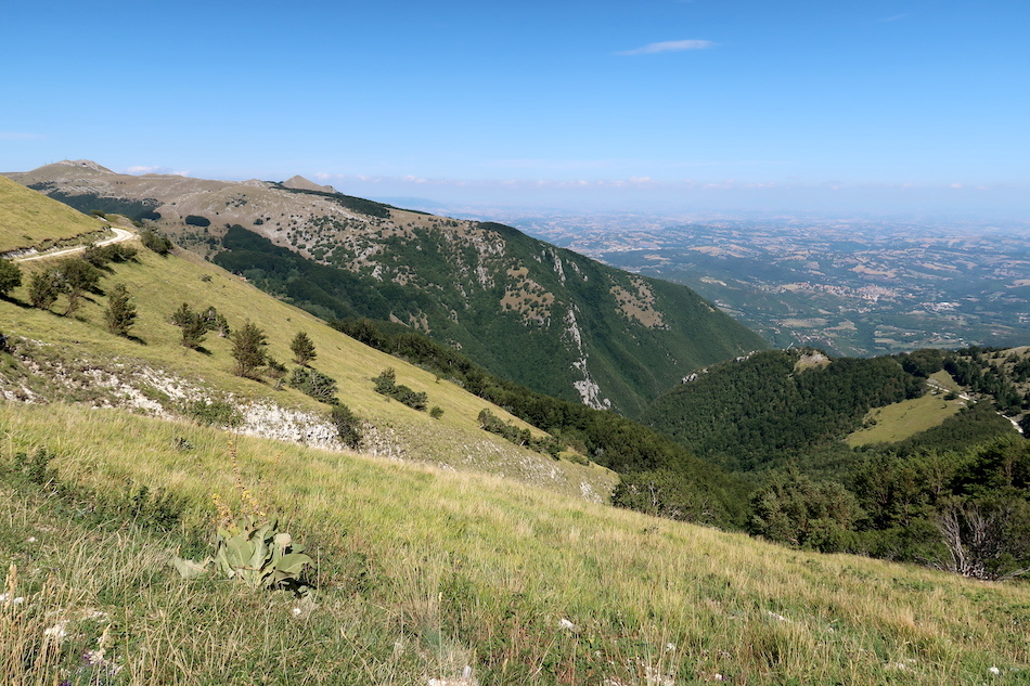 空を飛ぶハヤブサとパラグライダー 山登りゆく皆の心も、シビッリーニ山脈_f0234936_23525378.jpg