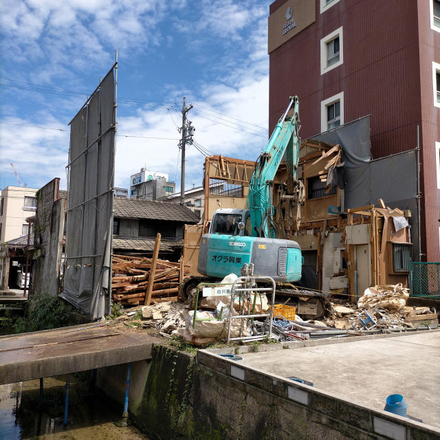 向かいの昭和タバコ駄菓子屋廃屋の解体開始。_a0334793_13472405.jpg