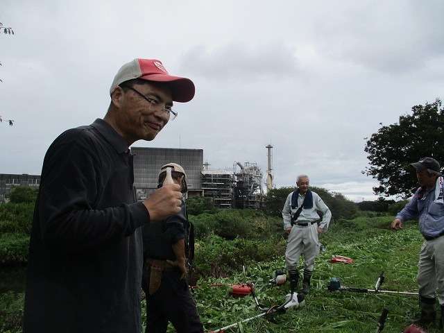 草刈り機のハンドルが金属疲労でポッキリ折れた! ヒガンバナ開花前の滝川の土手の草刈り_f0141310_07325058.jpg