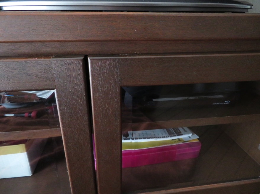 テレビ台の扉を調整しました by interior styling of bright_c0157866_19352767.jpg