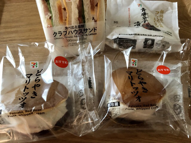 【セブンのどら焼きマリトッツォとクラブハウスサンド】_b0009849_16592790.jpeg