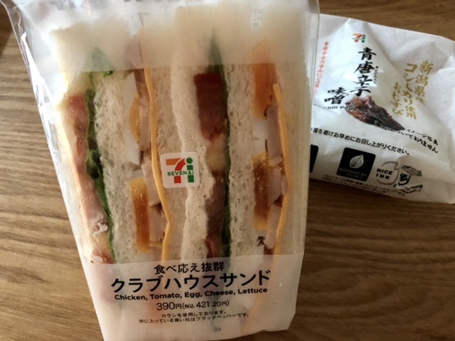 【セブンのどら焼きマリトッツォとクラブハウスサンド】_b0009849_17000154.jpeg