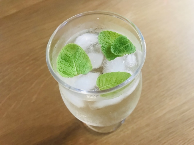 菊の花びらを浮かべたかったけれど_b0100062_08342143.jpeg