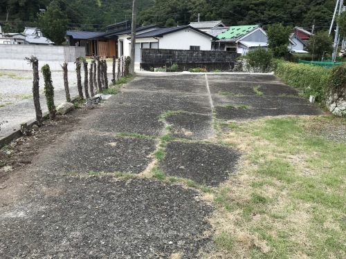 駐車場整備で汗をかく_f0054677_08280256.jpg