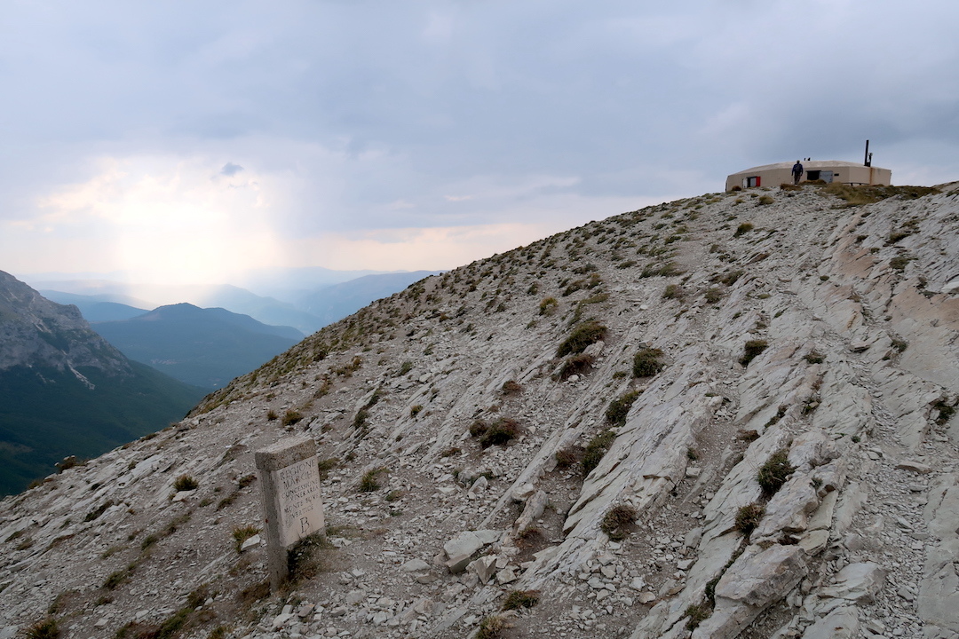 高峰へと尾根目指し歩けば眺めすばらしく驚きの出会い、シビッリーニ山脈_f0234936_22180674.jpg