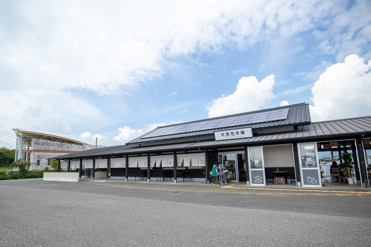九州筑豊ラーメン 山小屋で、豚骨ラーメン焼飯セット_a0077663_14305137.jpg