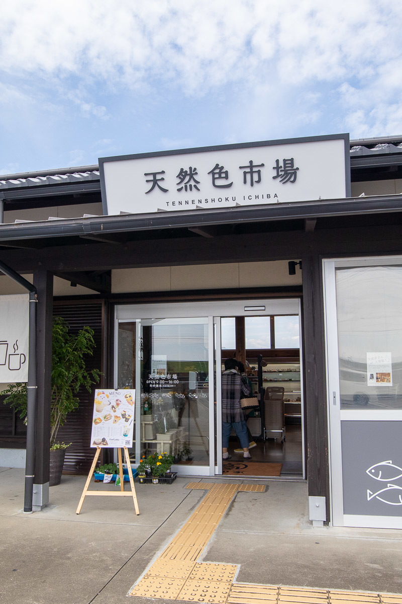 九州筑豊ラーメン 山小屋で、豚骨ラーメン焼飯セット_a0077663_14305139.jpg