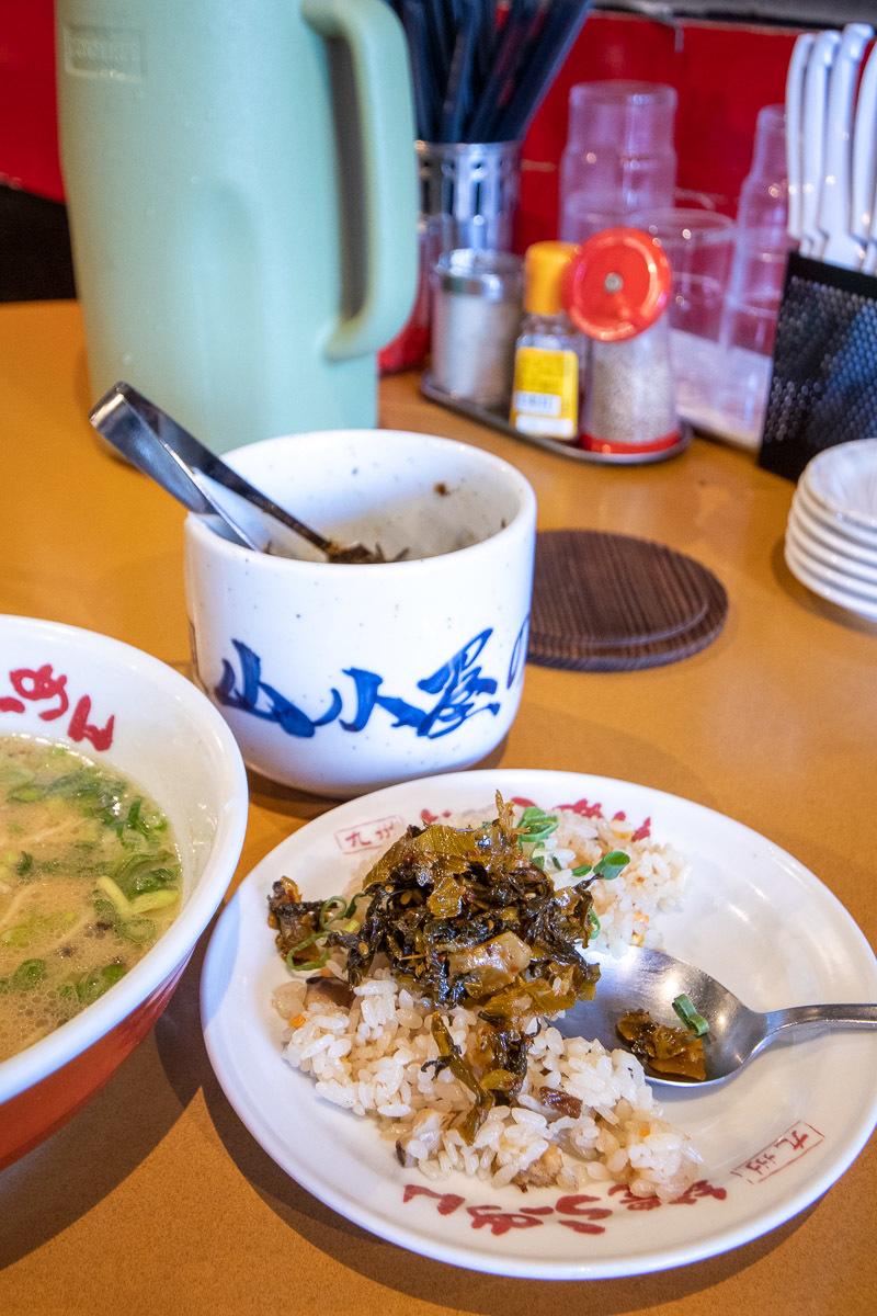 九州筑豊ラーメン 山小屋で、豚骨ラーメン焼飯セット_a0077663_14305245.jpg