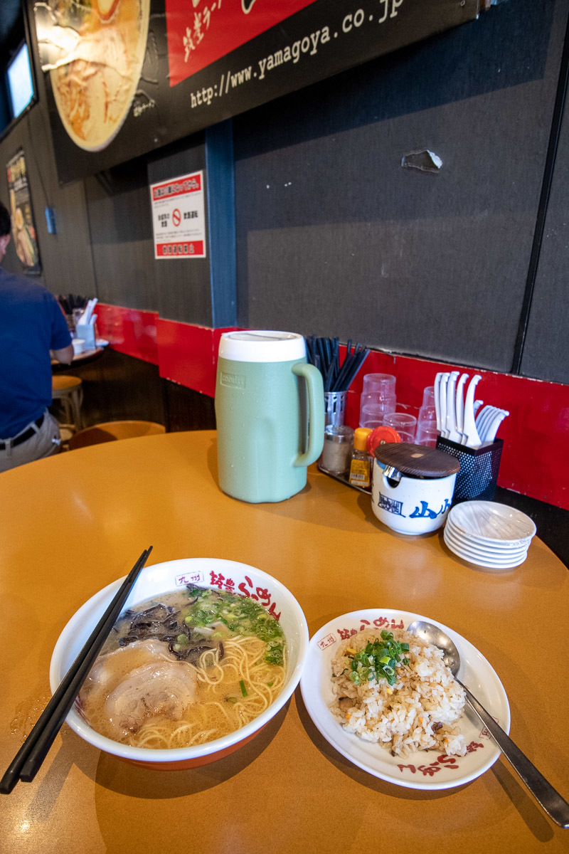 九州筑豊ラーメン 山小屋で、豚骨ラーメン焼飯セット_a0077663_14305268.jpg