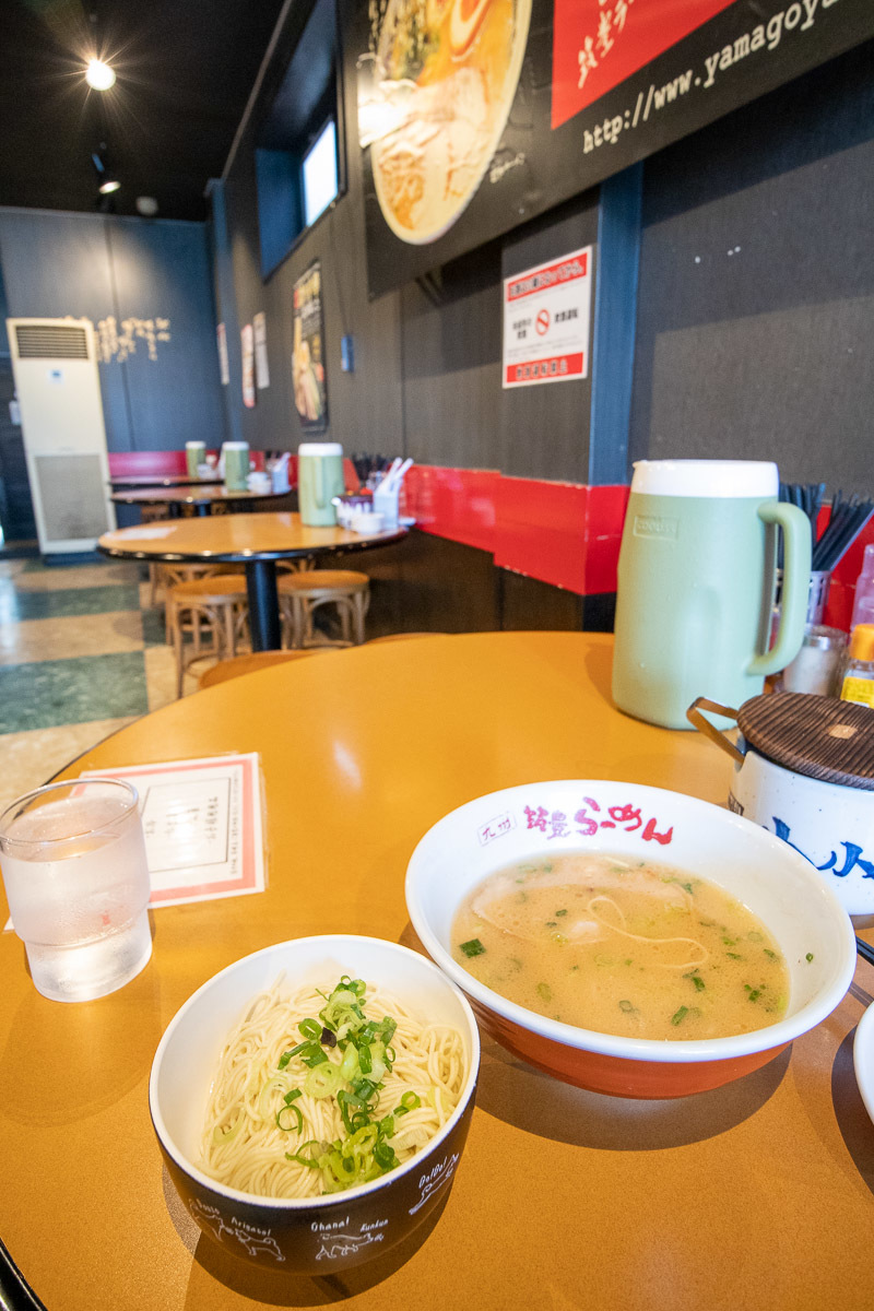九州筑豊ラーメン 山小屋で、豚骨ラーメン焼飯セット_a0077663_14305362.jpg