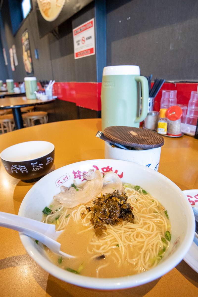 九州筑豊ラーメン 山小屋で、豚骨ラーメン焼飯セット_a0077663_14305373.jpg