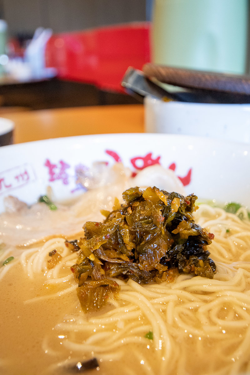 九州筑豊ラーメン 山小屋で、豚骨ラーメン焼飯セット_a0077663_14310350.jpg
