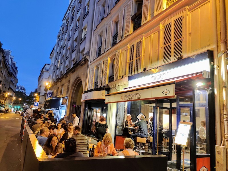 ドミニク・ゴー パリの街並シリーズの人形・ベンチ・街灯・キオスク