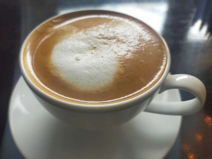カフェ情報☆たっぷり量で美味しいラテ@東屋(プノンペン)_e0408534_00415462.jpg