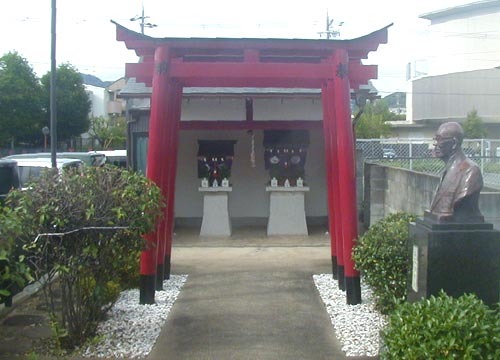 ●神社の造形―LIFE太秦店の駐車場内の神社_d0053294_23423710.jpg