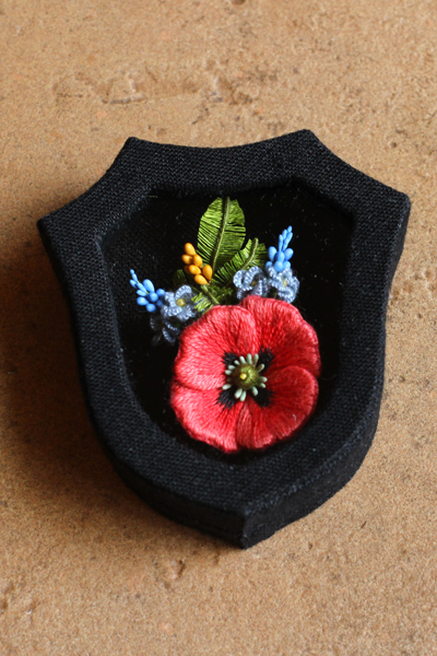 小花の立体刺繍用のカルトナージュの小箱の試作品_e0333647_17125592.jpg